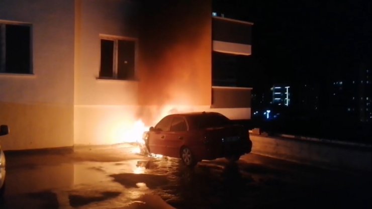 Kırıkkale’de park halindeki otomobil alev alev yandı