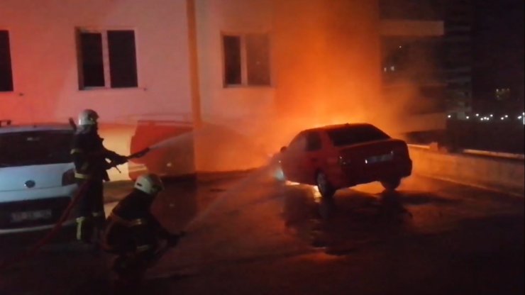 Kırıkkale’de park halindeki otomobil alev alev yandı