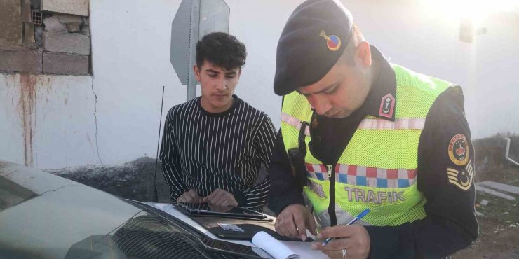 Yüksek ses müzikle uygulama noktasına giren sürücü: “Ceza yesem de dinlerim”