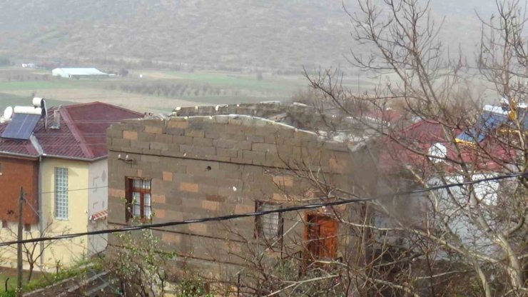 Kayseri’de 6 tonluk çatı şiddetli rüzgara dayanamadı