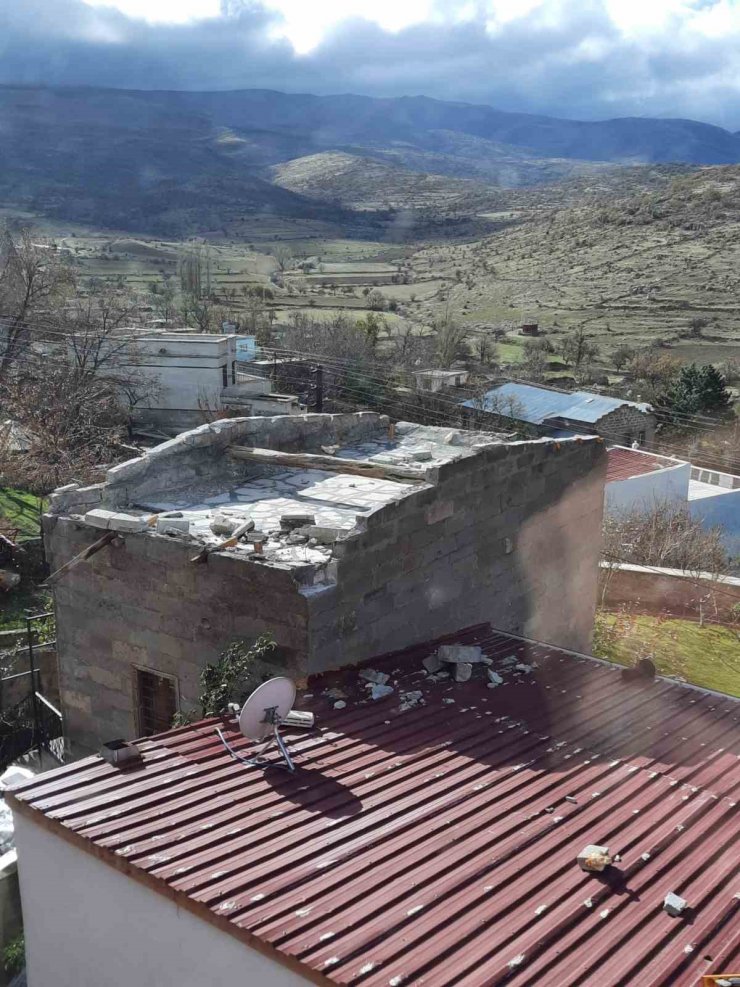 Kayseri’de 6 tonluk çatı şiddetli rüzgara dayanamadı