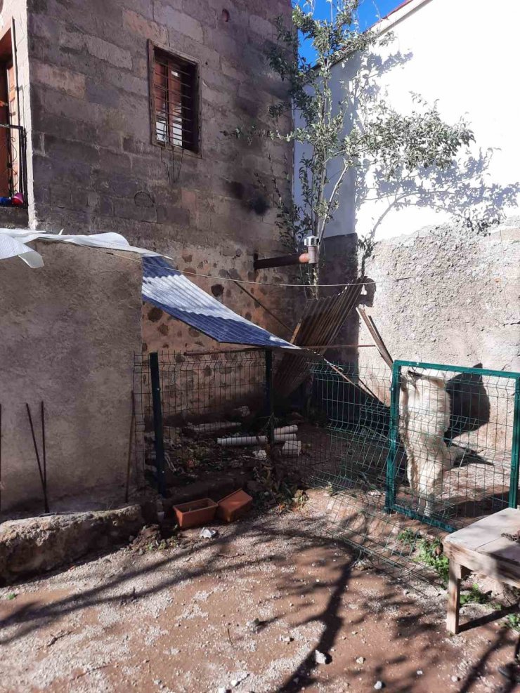 Kayseri’de 6 tonluk çatı şiddetli rüzgara dayanamadı