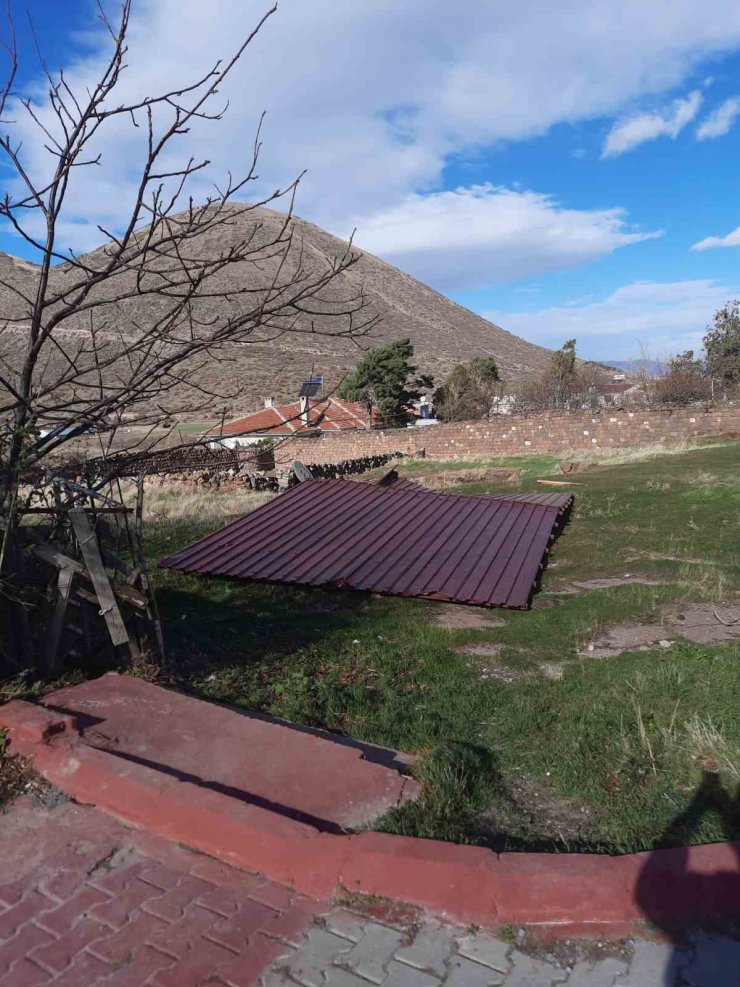 Kayseri’de 6 tonluk çatı şiddetli rüzgara dayanamadı