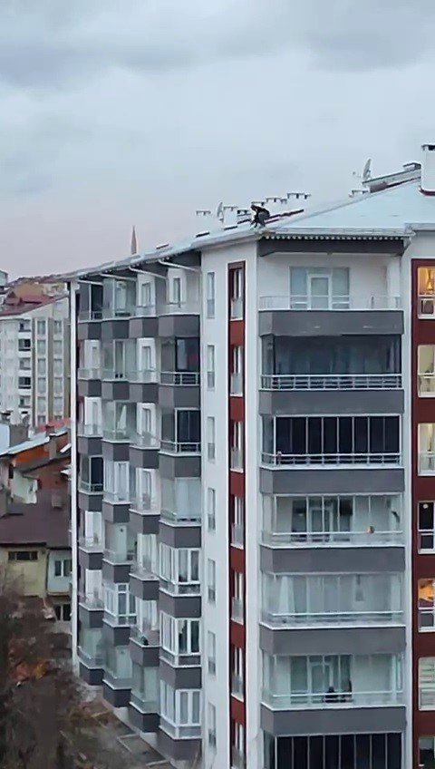 Sivas’ta fırtınada 40’tan fazla binanın çatısı uçtu