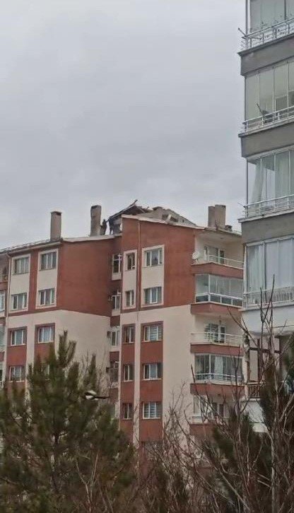 Sivas’ta fırtınada 40’tan fazla binanın çatısı uçtu
