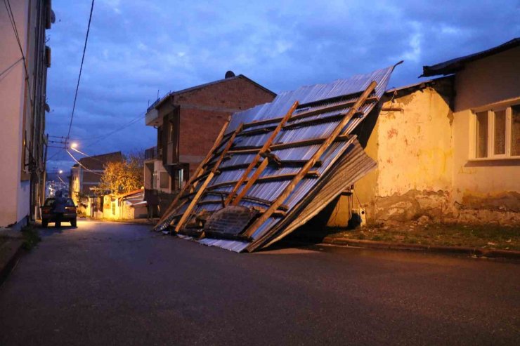Sivas’ta fırtınada 40’tan fazla binanın çatısı uçtu