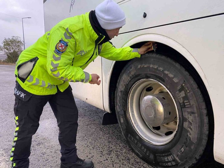 Yozgat’ta ticari araçlara yönelik kış lastiği denetimi yapıldı