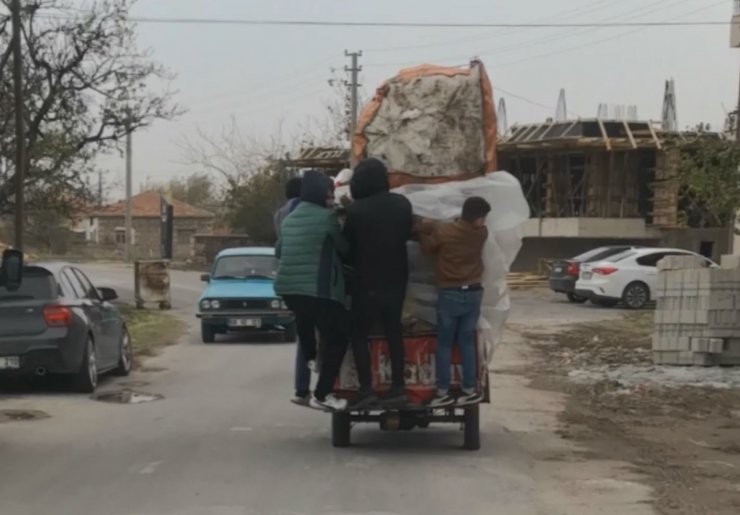 Şiddetli rüzgarda triportör devrilmesin diye üzerine binip gittiler