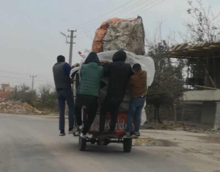 Şiddetli rüzgarda triportör devrilmesin diye üzerine binip gittiler