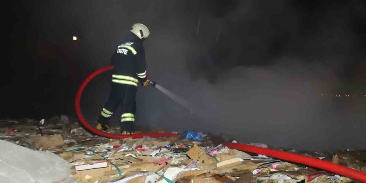 Aksaray’da atık karton balyalarında yangın paniği