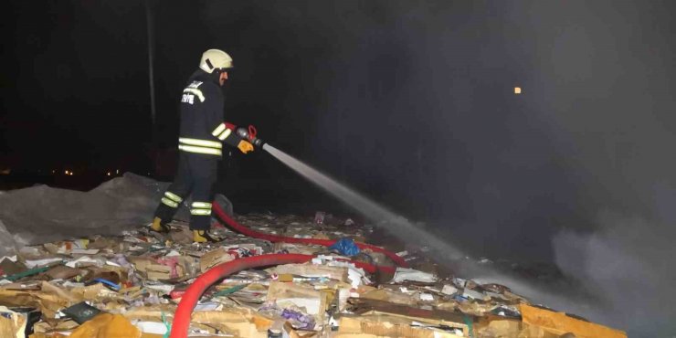 Aksaray’da atık karton balyalarında yangın paniği