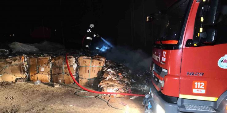 Aksaray’da atık karton balyalarında yangın paniği