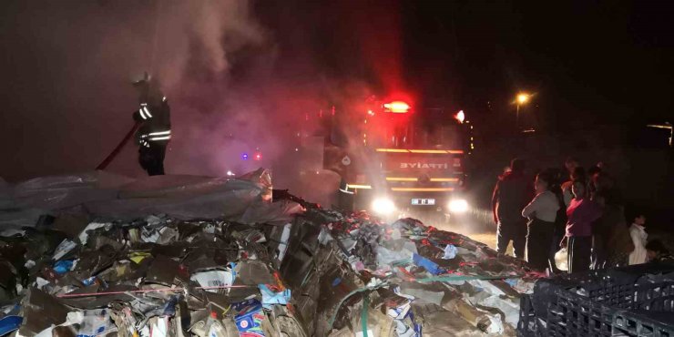 Aksaray’da atık karton balyalarında yangın paniği