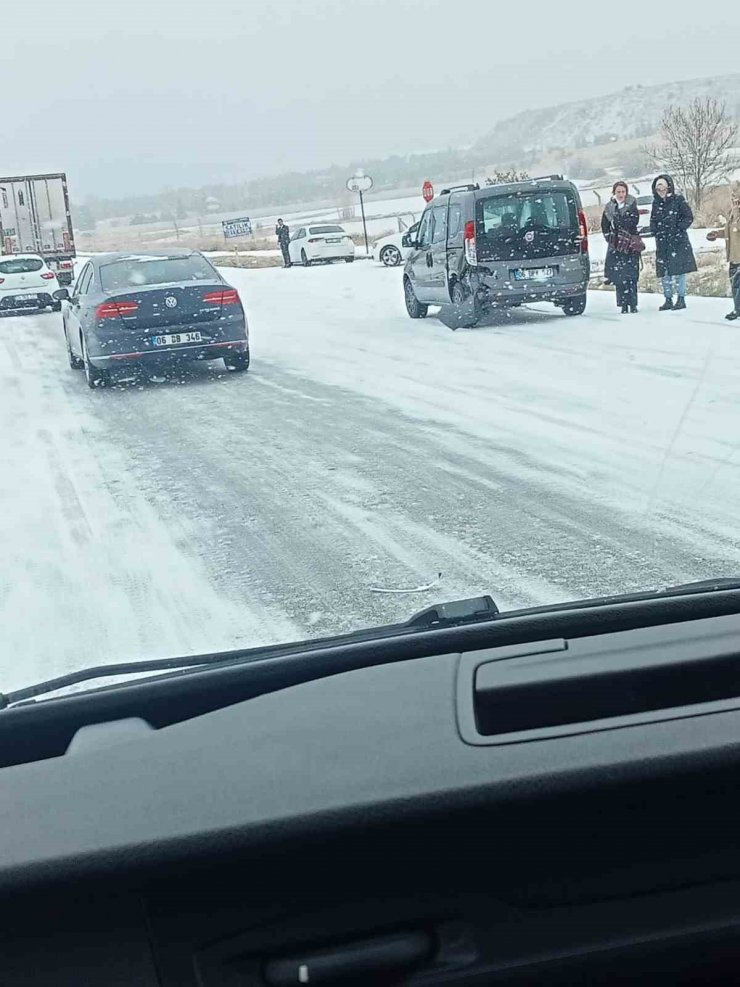 Elmadağ’da kar yağışı araçlara zor anlar yaşattı