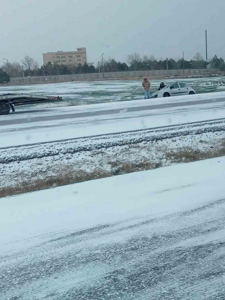 Elmadağ’da kar yağışı araçlara zor anlar yaşattı