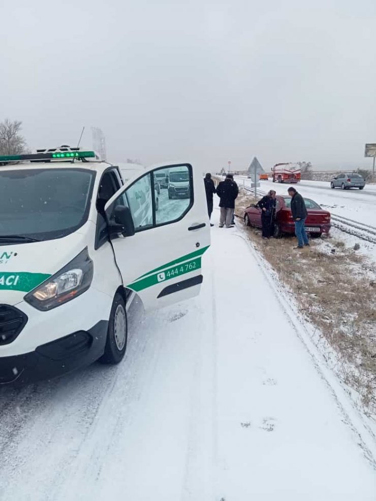 Elmadağ’da kar yağışı araçlara zor anlar yaşattı