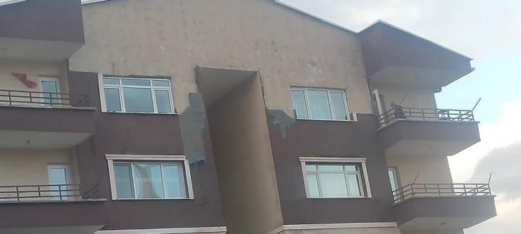 Ankara’da şiddetli rüzgar binanın dış kaplamasını uçurdu: 1 yaralı