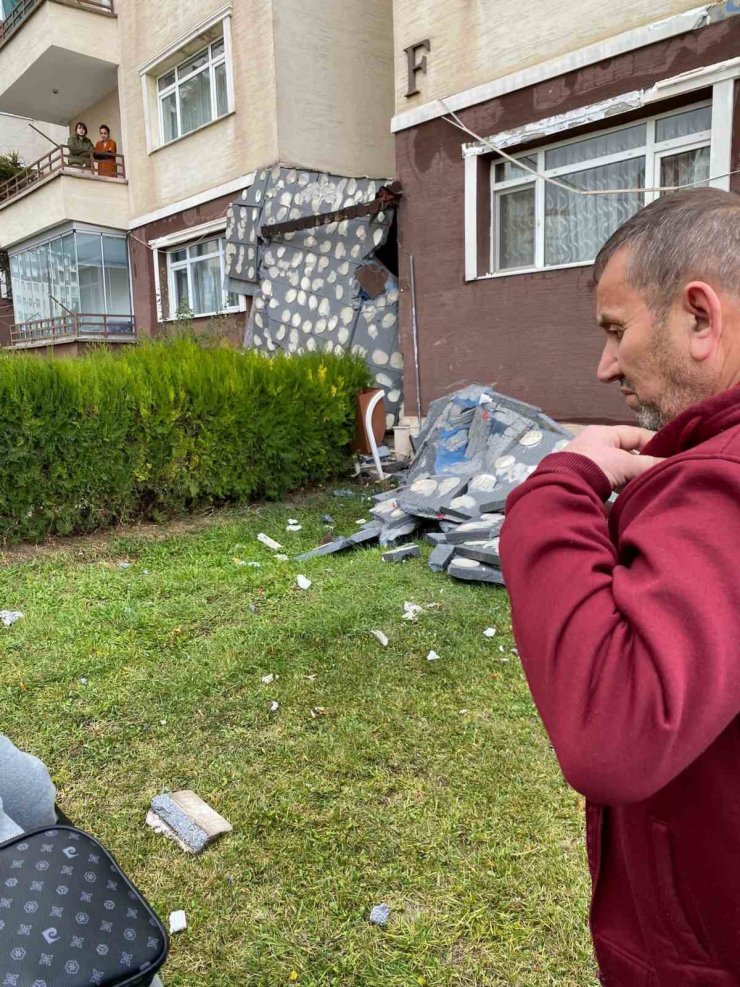 Ankara’da şiddetli rüzgar binanın dış kaplamasını uçurdu: 1 yaralı