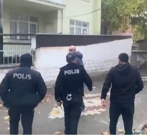 Farklı suçlardan arananlar emniyetin şafak operasyonu ile yakalandı