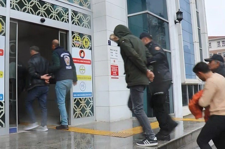 Farklı suçlardan arananlar emniyetin şafak operasyonu ile yakalandı