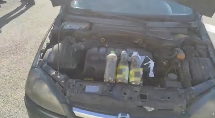 Uyuşturucuyu aracın motor kaputuna zulalamışlar