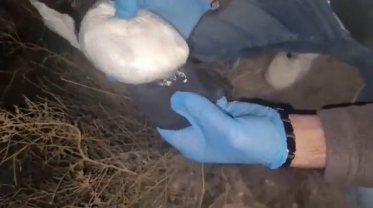 Uyuşturucuyu aracın motor kaputuna zulalamışlar