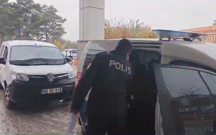 Farklı suçlardan arananlar emniyetin şafak operasyonu ile yakalandı
