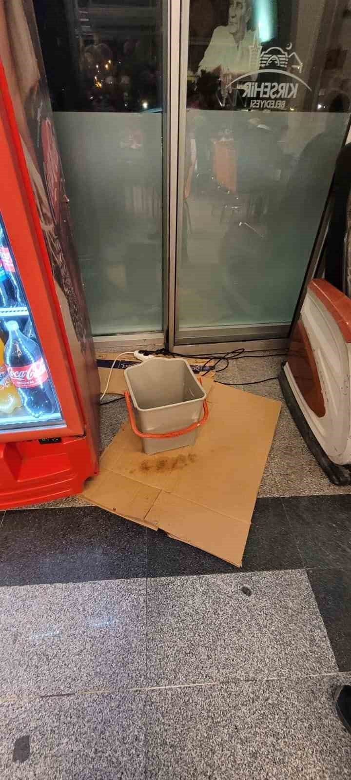 Terminal esnafından göçük suyuna ’kovalı’ müdahale
