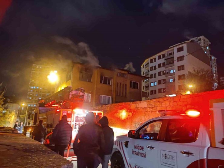 Niğde’de 3 katlı binada yangın