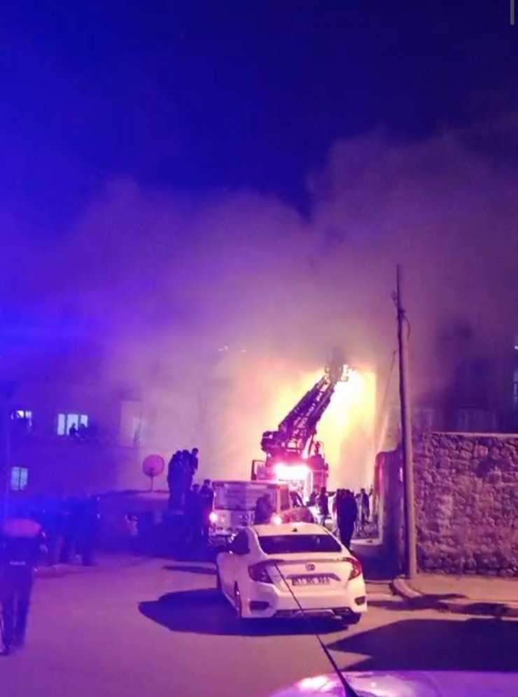 Niğde’de 3 katlı binada yangın