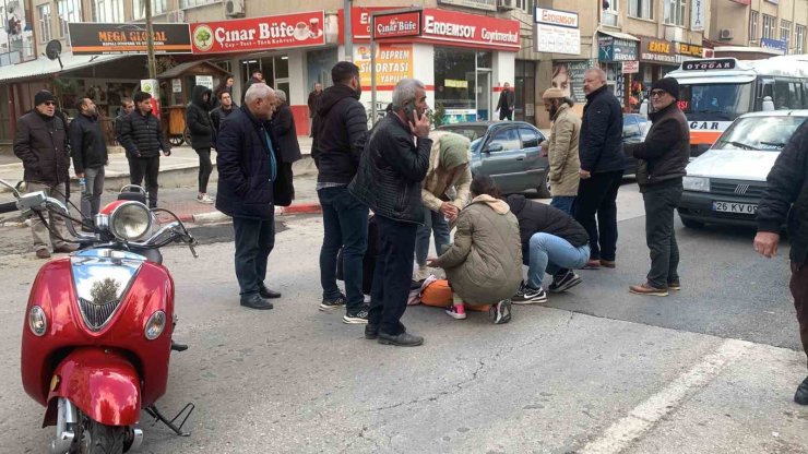 Otomobilin kapısına motosiklet çarptı: 1 yaralı
