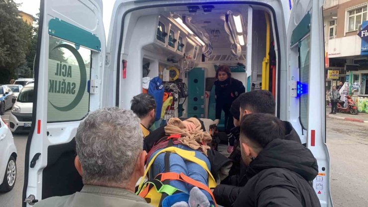 Otomobilin kapısına motosiklet çarptı: 1 yaralı