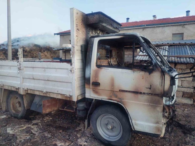 Yangında saman balyaları kül oldu, kamyonet demir yığınına döndü