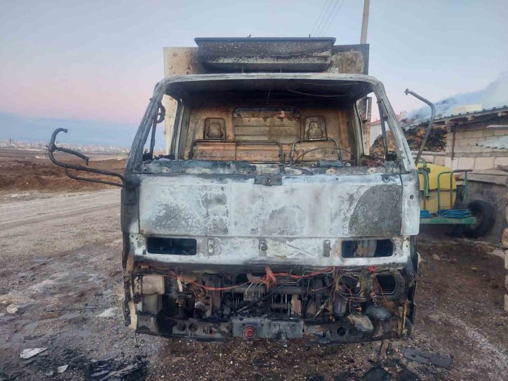 Yangında saman balyaları kül oldu, kamyonet demir yığınına döndü