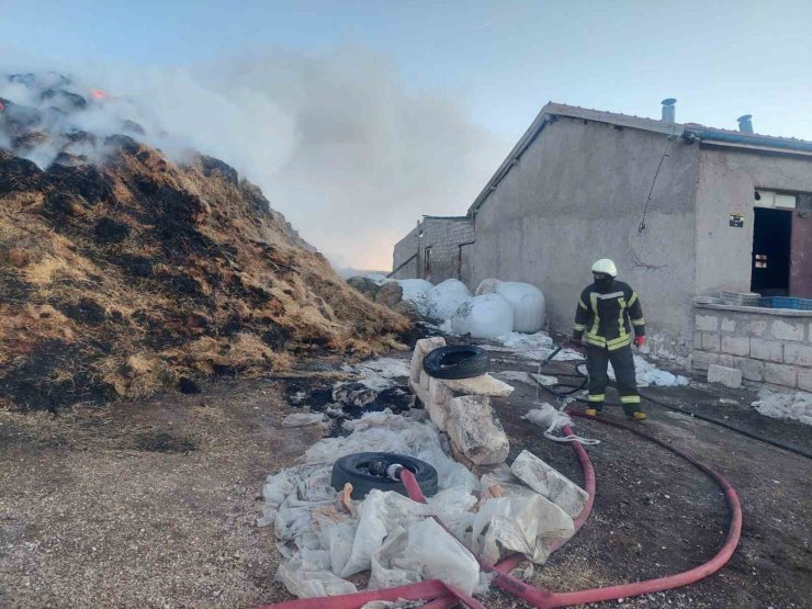 Yangında saman balyaları kül oldu, kamyonet demir yığınına döndü