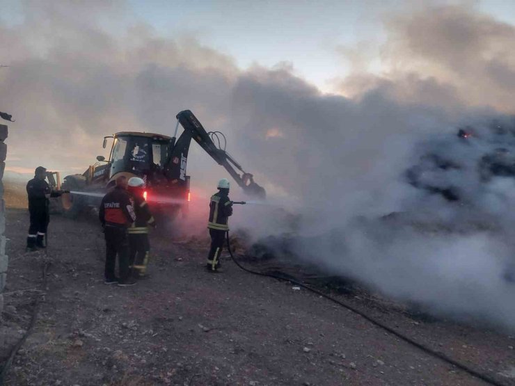 Yangında saman balyaları kül oldu, kamyonet demir yığınına döndü