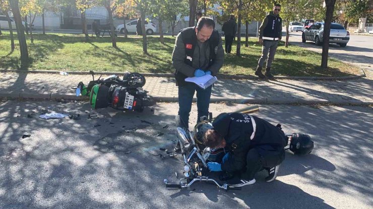 Karaman’da motosikletler çarpıştı: 1’i ağır 2 yaralı