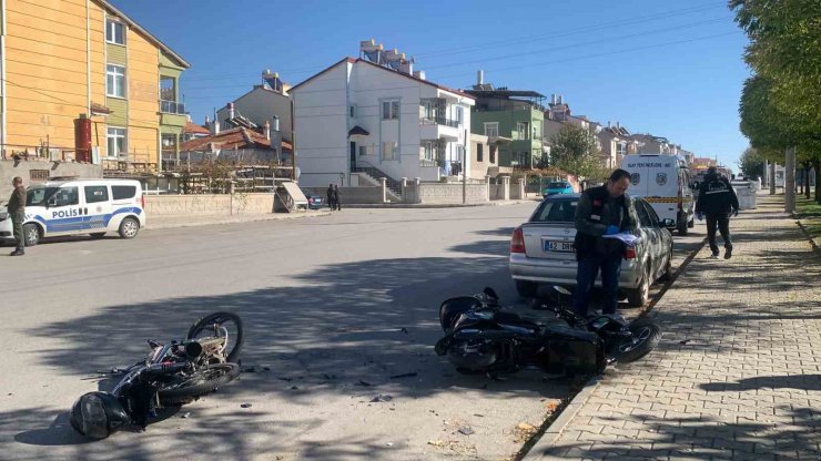 Karaman’da motosikletler çarpıştı: 1’i ağır 2 yaralı