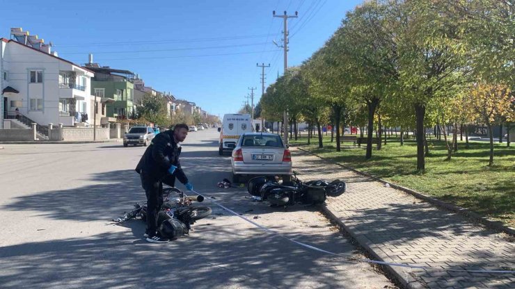 Karaman’da motosikletler çarpıştı: 1’i ağır 2 yaralı