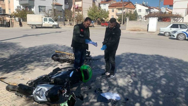 Karaman’da motosikletler çarpıştı: 1’i ağır 2 yaralı