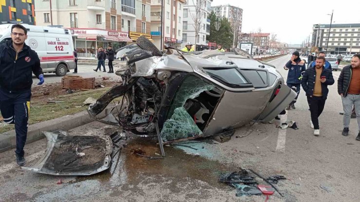 Önce çarptı sonra takla attı, 3 yaralı