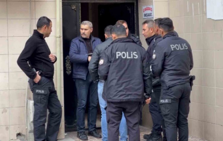 Pencereden kimliği alırken 2. kattan düşüp yaralandı
