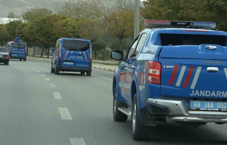 Maskeli hırsızlar kamerayı çevirip kasayı soydu