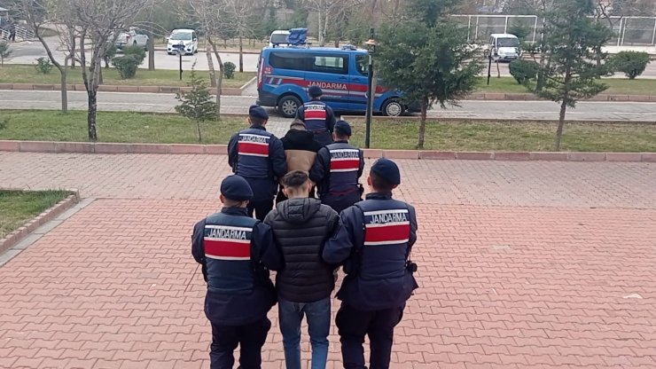 Maskeli hırsızlar kamerayı çevirip kasayı soydu