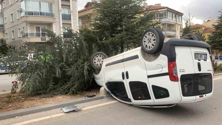 Kontrolden çıkan hafif ticari araç, refüjdeki ağacı kırarak devrildi: 1 yaralı