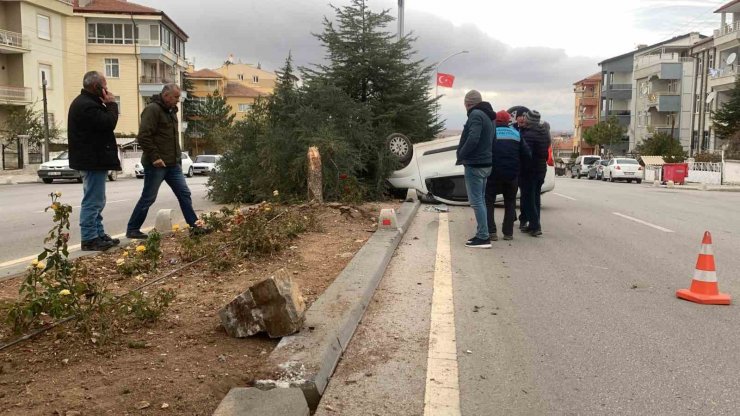 Kontrolden çıkan hafif ticari araç, refüjdeki ağacı kırarak devrildi: 1 yaralı