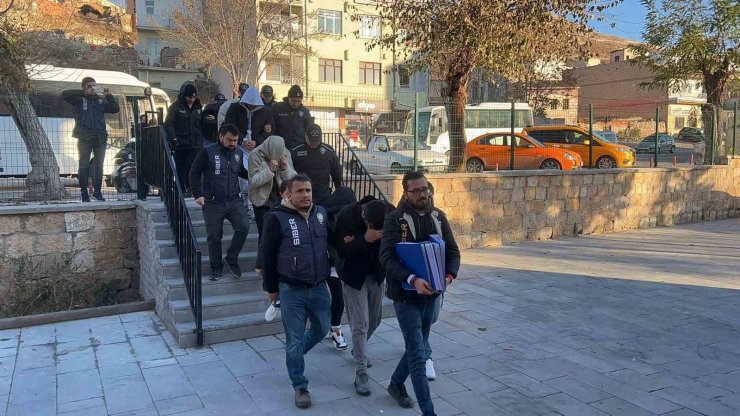 ’Gezen Adam’ operasyonunda gözaltına alınan 11 kişi adliyeye sevk edildi