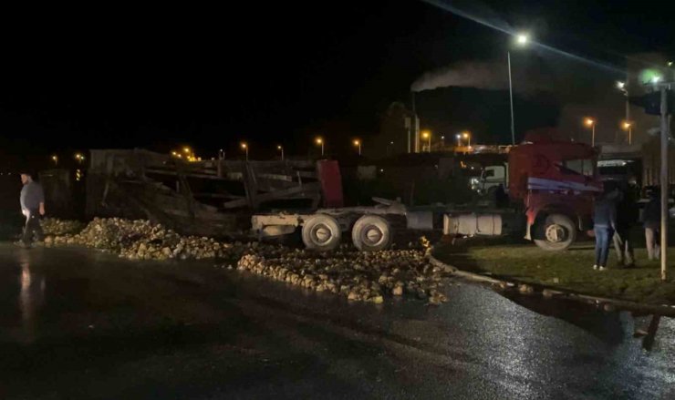 Süt tankeri ile pancar yüklü tır çarpıştı: 2 yaralı