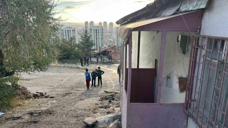 Çöp kamyonu gecekondunun çatısına uçtu