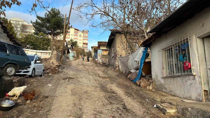 Çöp kamyonu gecekondunun çatısına uçtu